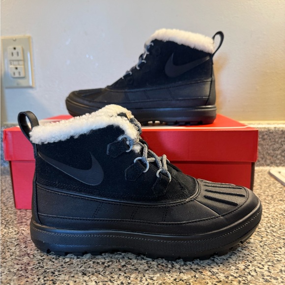 Women’s Nike Woodside Chucka 2 ACG Black Anthracite Boots 537345-001 sizes NEW - Picture 1 of 11